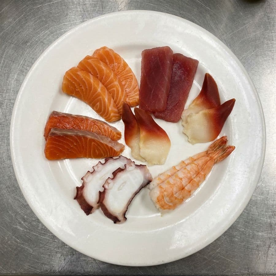 Deluxe Assorted Sashimi (27 pcs)